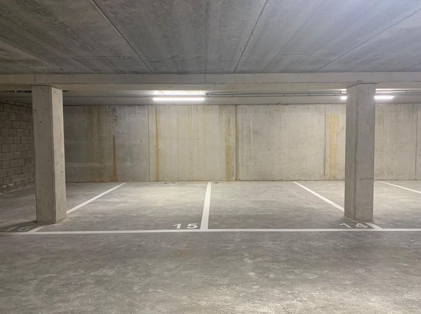 Drie ondergrondse autostaanplaatsen (P14-P15-P16) worden te huur aangeboden (2,5x5m).&lt;br /&gt;
Deze parkings zijn gelegen in de ondergrondse van de nieuw
