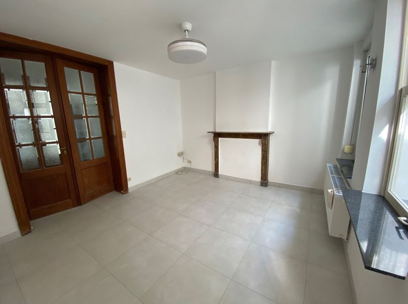 APPARTEMENT entièrement rénové, convient pour une personne ou maximum 1 couple&lt;br /&gt;
Hall d&#039;entrée - séjour - cuisine équipée - local toilette - salle
