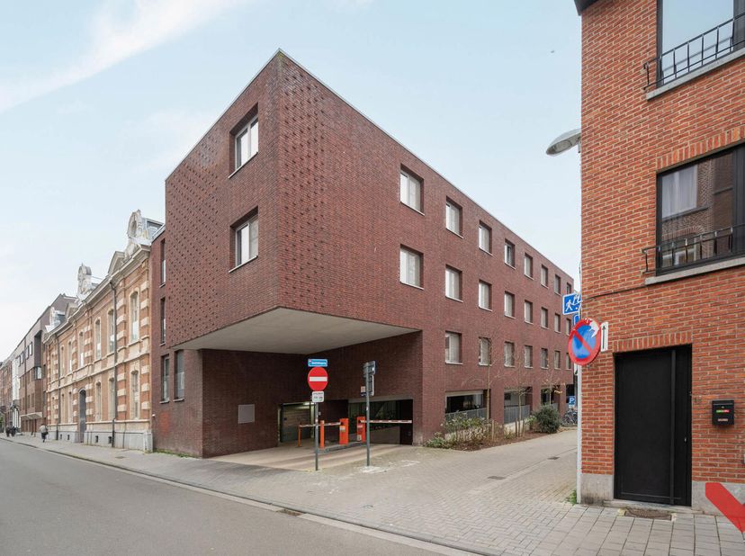 Spacieux espace de parking souterrain à vendre dans la Residentie Cartijnenveld situé à un emplacement pratique dans le centre de Louvain, dans le par