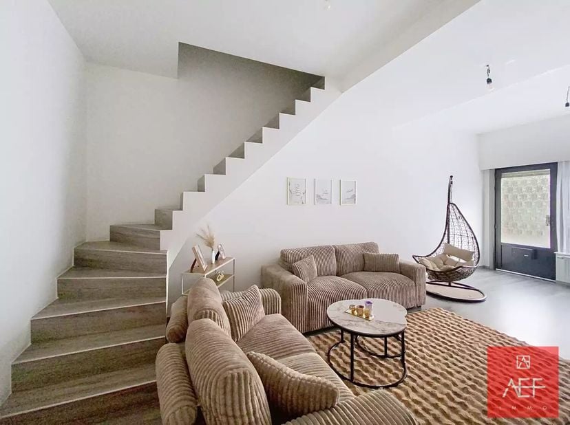 Cette maison rénovée offre une surface habitable de 100m² et est située près du centre de Steenokkerzeel. Elle dispose d&#039;un salon spacieux, d&#039;une cuis