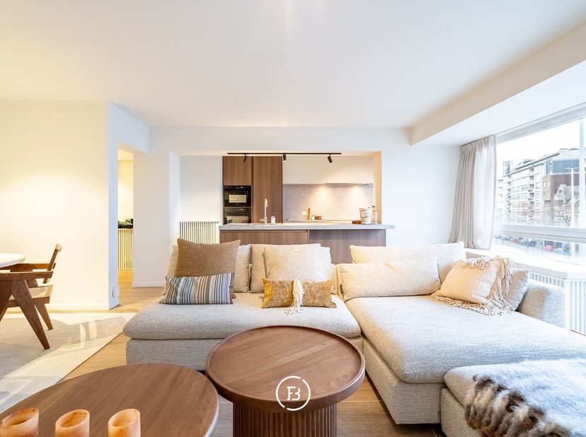 Gelegen op een gunstige locatie met uitstekende bereikbaarheid en nabijheid tot het centrum, biedt dit prachtig gerenoveerde appartement van 125 m² ee