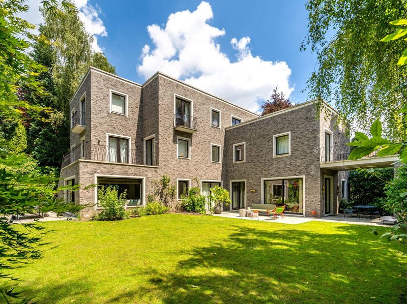 In het hart van de Sterrenwacht, woning gebouwd in 2017 met een bruto oppervlakte volgens EPC van ± 627 m² met zes slaapkamers en een tuin op het zuid