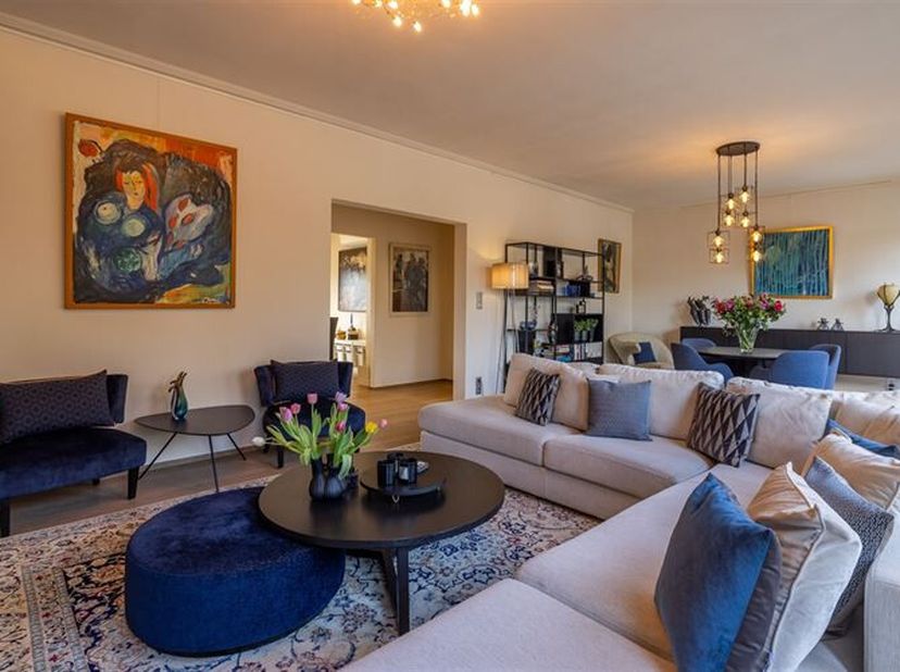 Welkom in dit exclusieve villa-appartement, waar luxe, ruimte en privacy hand in hand gaan. Dit indrukwekkende droompand biedt een ongeëvenaarde woonb