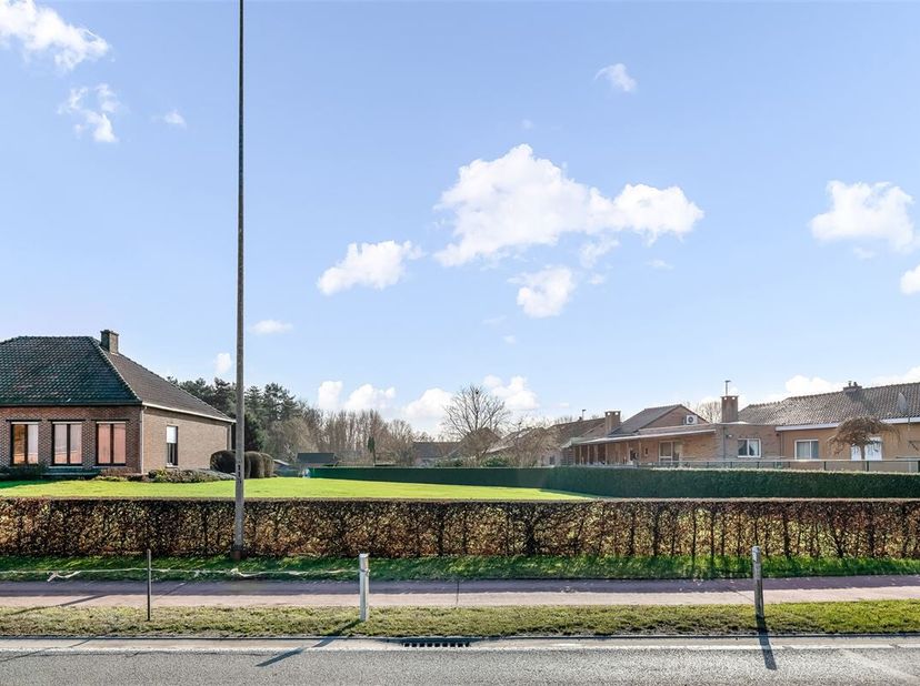 Mooie, centraal gelegen bouwgrond voor open bebouwing op een zuid georiënteerd perceel van 8 are 95 centiare op de Industrieweg in Tessenderlo.&lt;br /&gt;