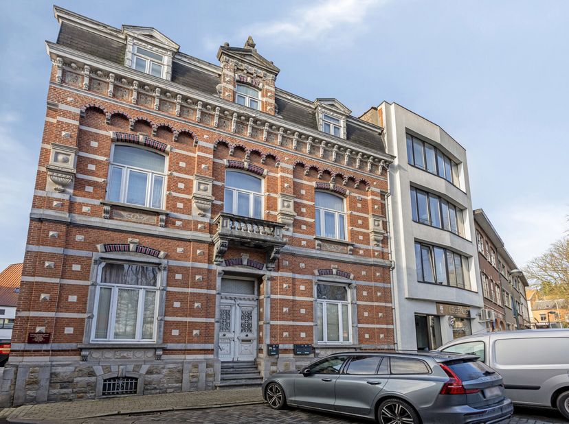 Uniek 2 slaapkamer appartement gelegen op het gelijkvloers in het centrum van Overijse, dichtbij het openbaar vervoer en de lokale winkels.&lt;br /&gt;
Dit