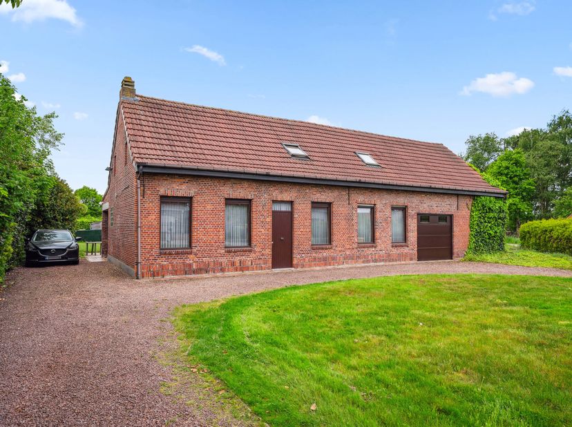Deze deels te renoveren landelijke hoeve met polyvalente ruimte bevindt zich op een centrale en groene locatie te Schriek.&lt;br /&gt;
Via een inkomhal aan