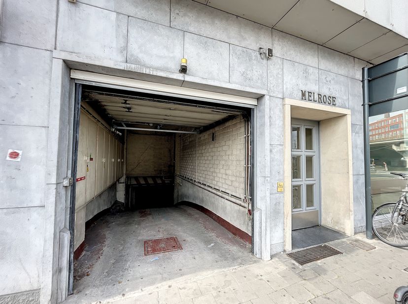 Deze autostaanplaats situeert zich vlakbij het station Gent-Dampoort en voorziet een vlotte verbinding richting het centrum van de stad.&lt;br /&gt;
De toeg