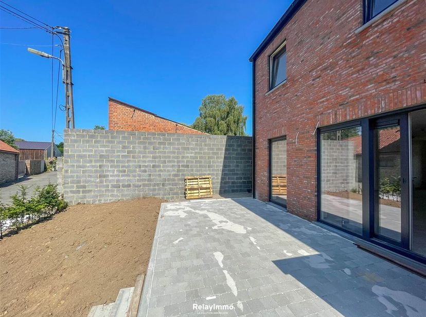 Nouvelle maison une mitoyenneté (Lot 7) avec trois chambres (poss quatre et bureau - OPTION), une salle de bain, deux emplacements de parking et jardi