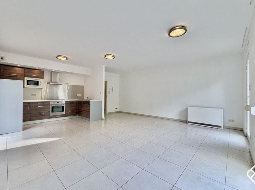 Julietimmo a le plaisir de vous présenter cet appartement en excellent état, 3 chambres, au rez-de-chaussée, dans le charmant village de Baranzy, offr