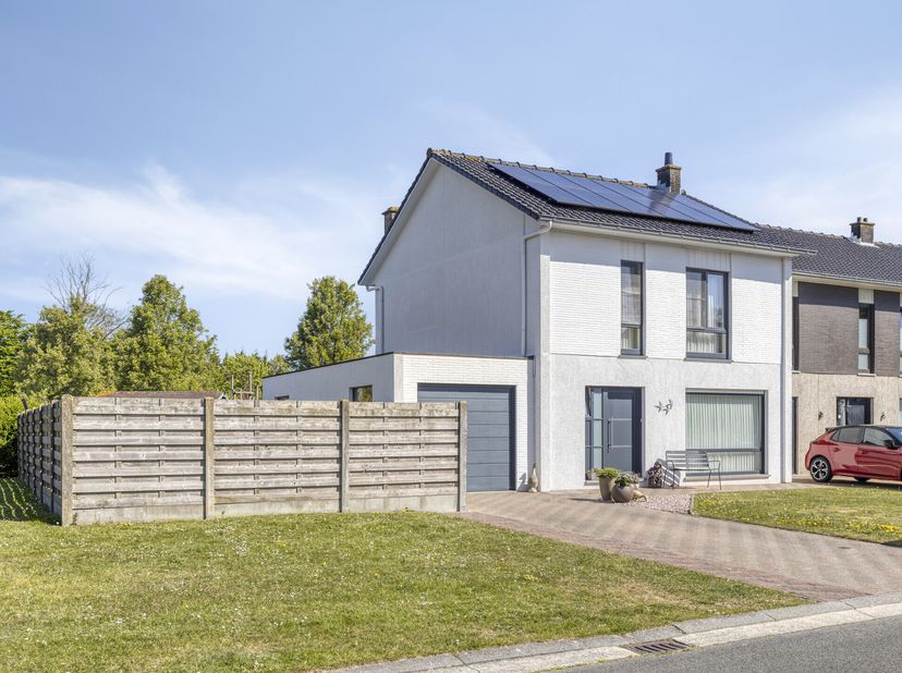 Deze gezellige woning te koop biedt drie slaapkamers en is daarmee ideaal voor jonge gezinnen of starters die hun eerste stap op de woningmarkt willen