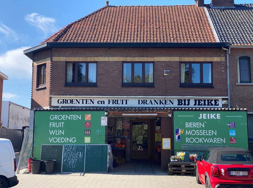 Cette propriété polyvalente se trouve sur la N2 à Diepenbeek en direction de Bilzen et abrite le célèbre magasin de fruits et légumes &quot;Bij Jeike&quot;. La