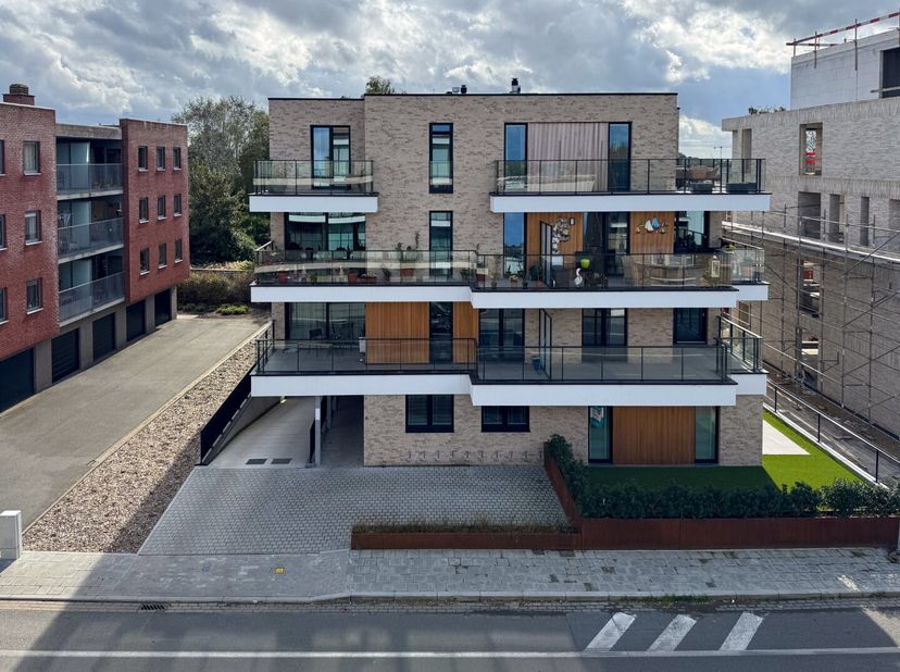 Dit prachtig nieuwbouwappartement is gelegen op de gelijkvloerse verdieping in Residentie Manitoba, een stijlvol nieuwbouwproject met 14 hoogwaardig a