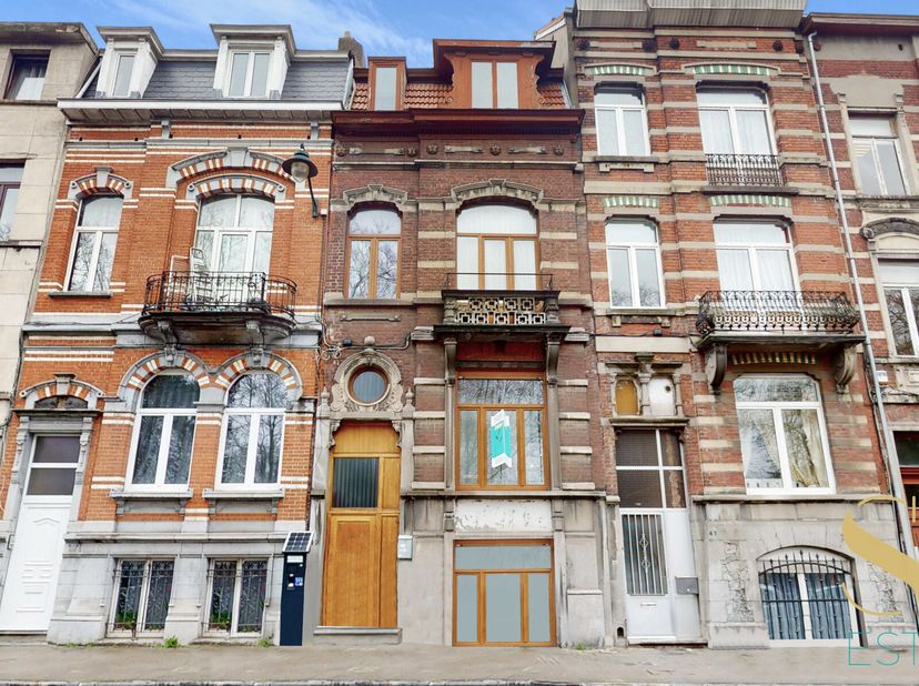 Emile Carpentier 49, en face du parc Crickx, ce bel immeuble de rapport type Maison de Maître, avec trois unités reconnues. Il vous offre un apparteme