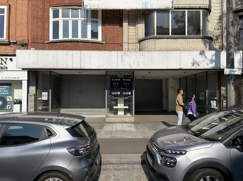 Commercieel handelspand te koop in Merksem.&lt;br /&gt;
Dit pand is gelegen aan het beste stuk van de Bredabaan.&lt;br /&gt;
Door de dubbel vitrine geniet de wink