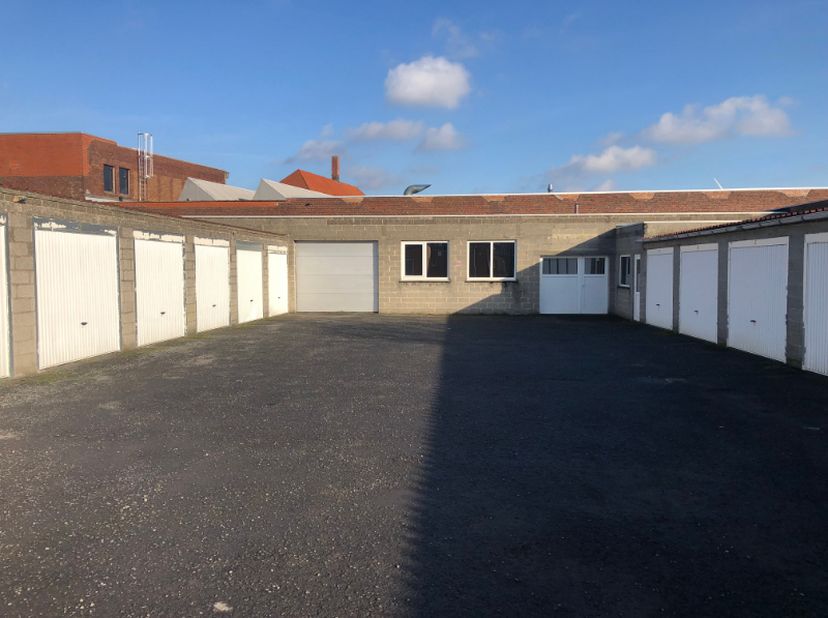 Gemakkelijk toegankelijke garage met veel manoeuvreeruimte.