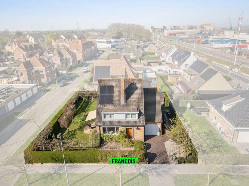 Maison individuelle et très spacieuse, prête à emménager, offrant tout ce que vous recherchez dans une maison confortable et écoénergétique. La maison