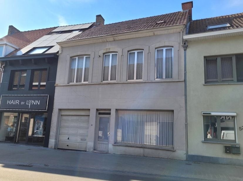 HANDELSPAND in het centrum van Gistel met ruime woonst erbij. Dit pand is ideaal voor een winkel, kantoorruimte, vrij beroep,… noem maar op. Op het ge