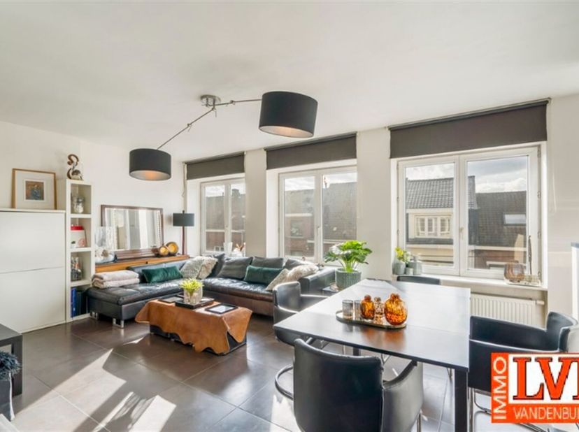 Mooi en rustig gelegen gerenoveerd appartement : inkom, living met airco, open ingerichte keuken met oa koelkast, diepvries, kookplaten, dampkap, terr
