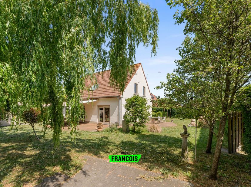 Dans un quartier résidentiel calme de Knokke-Heist se trouve cette maison prête à emménager et très bien entretenue sur un terrain spacieux. La maison