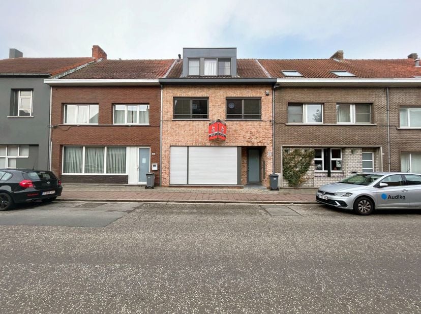 Deze building bevindt zich in het centrum van Geel te Dr. Van de Perrestraat 182 met alle faciliteiten (winkels, openbaar vervoer, horeca, scholen...)