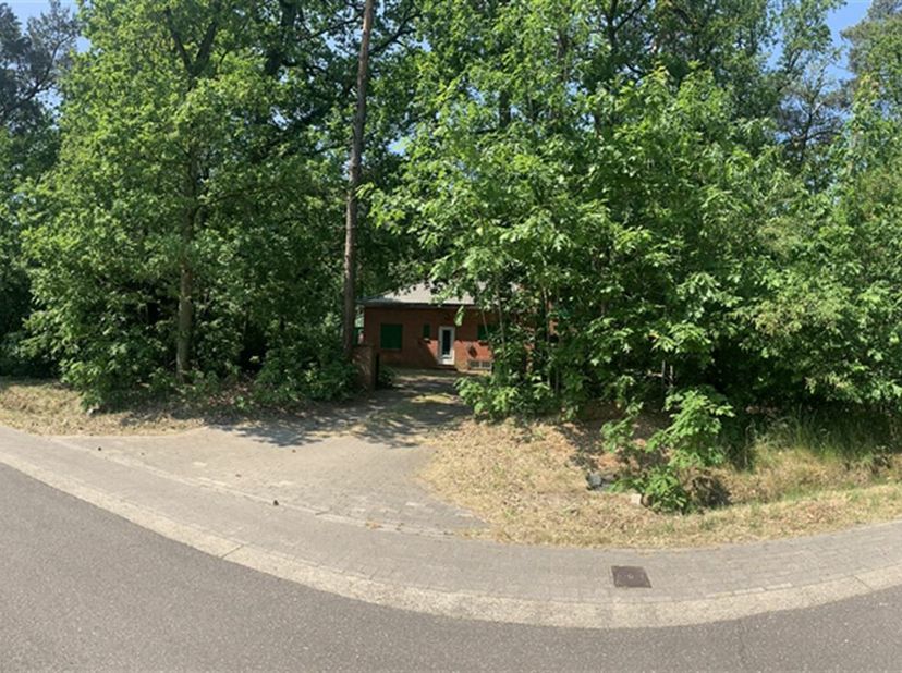 Mooi perceel grond op een oppervlakte van 7030m2 in een rustige en beboste omgeving, dat kan verkaveld worden. Op elk lot kan er een open bebouwing ge