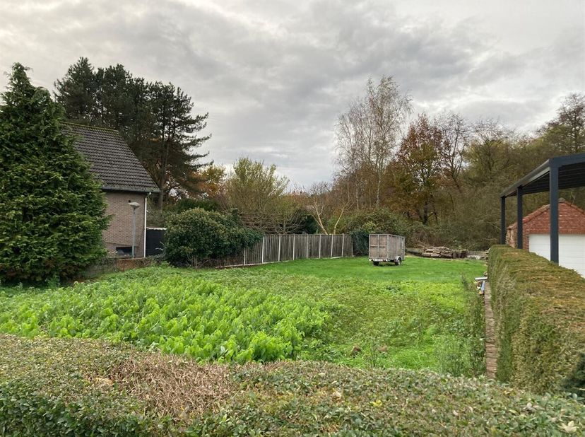 Bouwgrond voor open bebouwing 6a12ca&lt;br /&gt;
Ligging: Deze bouwgrond is zeer centraal gelegen kort bij het centrum van Overpelt en Neerpelt. Alle voorzi