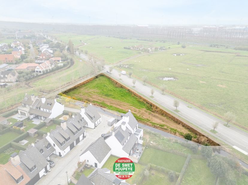 STARTPRIJS - Riant lot bouwgrond van 2.895 m² gelegen nabij het centrum van Ramskapelle. Van hieruit is zowel de kust van Knokke-Heist als Damme en ce