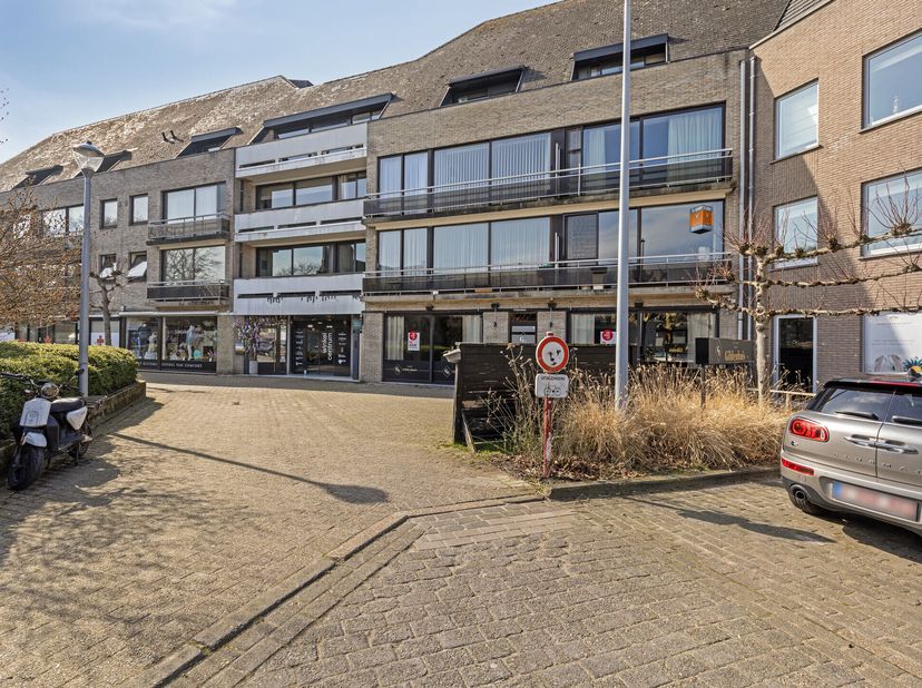 Propriété de restauration à louer dans un emplacement privilégié à Sint-Kruis avec terrasse et à proximité d&#039;un parking.&lt;br /&gt;
- Emplacement idéal: si