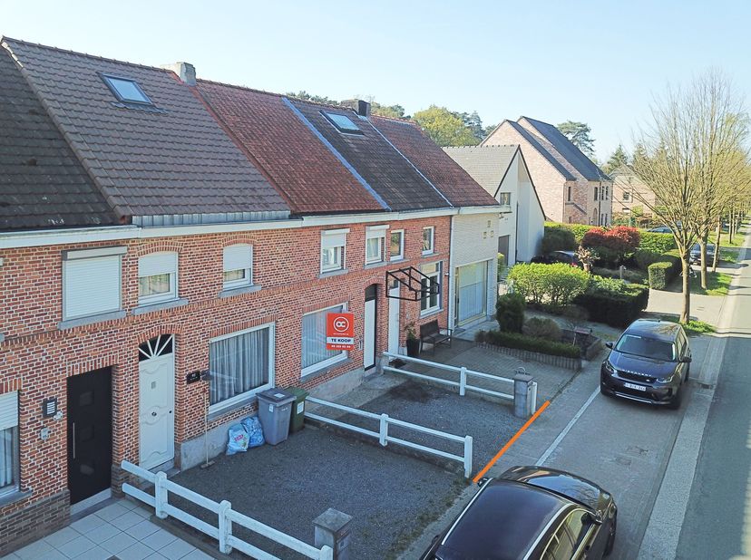 Deze te renoveren rijwoning is gelegen op een goede locatie, met een goede bereikbaarheid, in een groene omgeving. &lt;br /&gt;
&lt;br /&gt;
De woning heeft een i