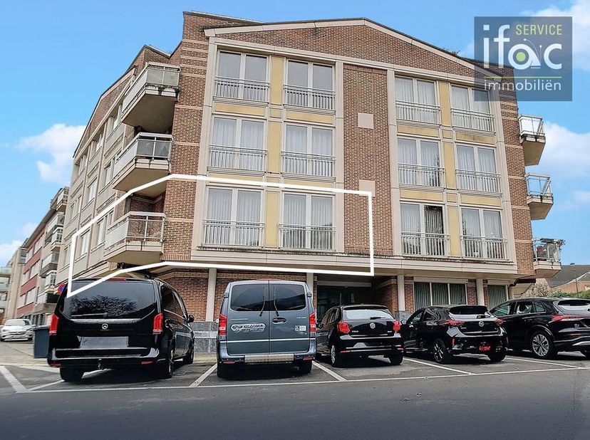 Uitstekend gelegen appartement met 2 slaapkamers in een zeer goed onderhouden gebouw. Het appartement bevindt zich op de eerste verdieping en heeft ee