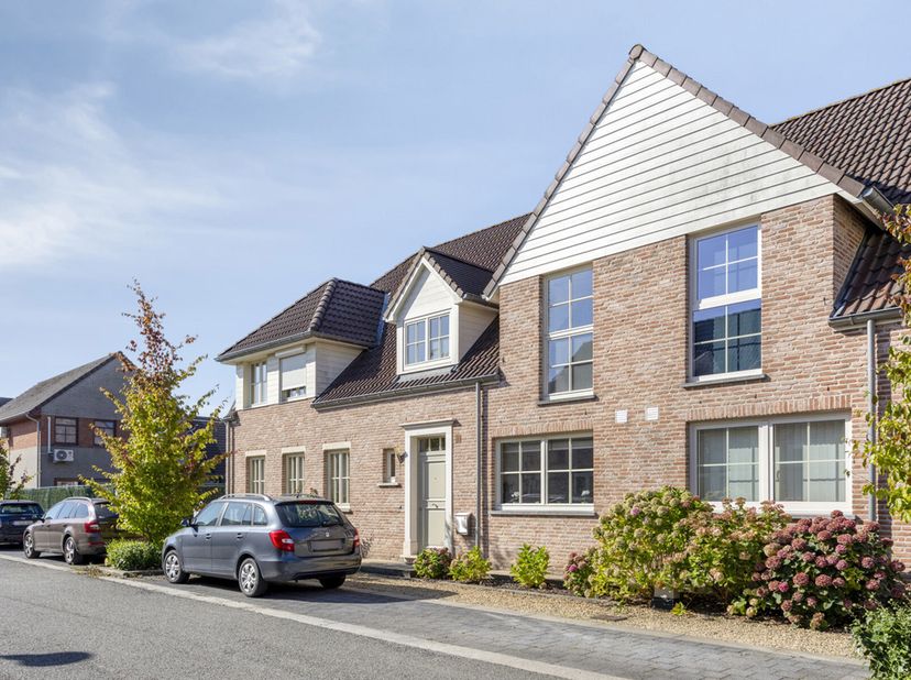 Deze recente 2-gevel woning bevindt zich in een rustige verkaveling, nabij het centrum van Aalst en op wandelafstand van winkels, scholen, openbaar ve