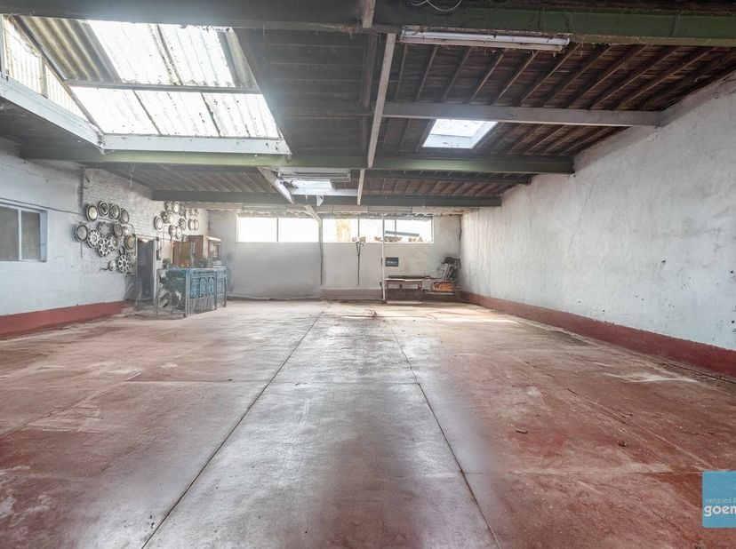 Te koop in Lede: deze degelijke gesloten bebouwing (woning + loods) is zeer goed gelegen.&lt;br /&gt;
Achteraan het perceel is een loods gelegen met oppervl