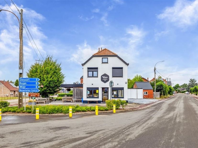 Ben jij opzoek naar een goed gelegen handelspand met woonst vlakbij het centrum van Nieuwerkerken? Dan is dit pand op de Diestersteenweg jouw kans! &lt;b