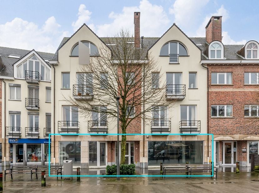 Commerciële ruimte / kantoorruimte met een oppervlakte van maar liefst 500m². Gelegen op een uitstekende locatie aan de jachthaven van Turnhout. Dit h