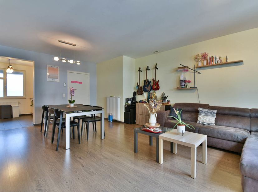 TRIOR Jette vous propose à proximité des transport et commerces, ce beau duplex situé dans un complexe récent avec plaine de jeux pour enfants et crèc