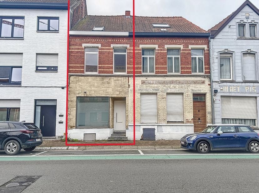 De gesloten bebouwing heeft 3 verdiepingen en een indeling als volgt:&lt;br /&gt;
Gelijkvloers &lt;br /&gt;
- Inkomhal met bergruimte&lt;br /&gt;
- Badkamer met ligbad,