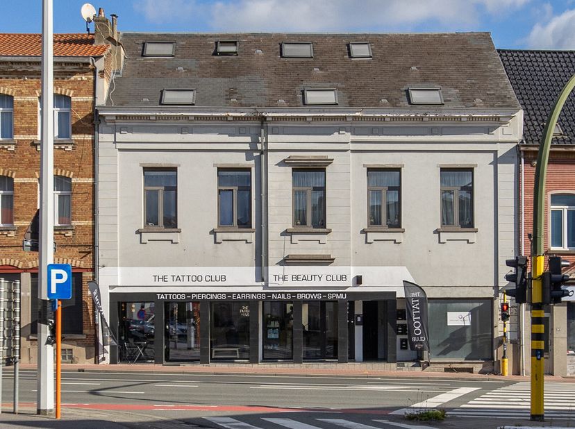 Duplex appartement met 2 slaapkamers in het centrum Dilbeek.&lt;br /&gt;
Gelegen op de tweede verdieping, bereikbaar via een buitentrap.&lt;br /&gt;
Dit apparteme