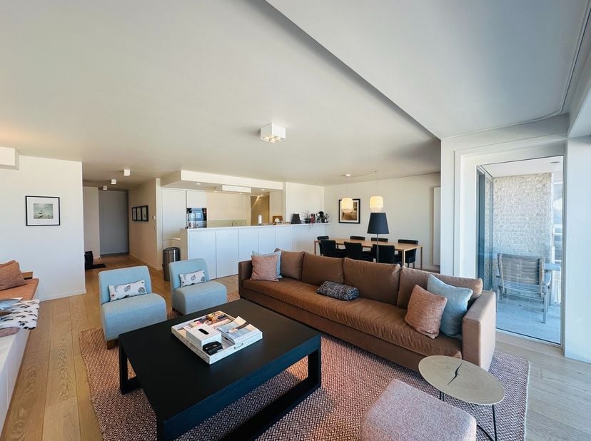 Bijzonder ruim 4 slaapkamer appartement op de zeedijk aan het Albertstrand, tussen het casino en de zeilclub van Duinbergen.&lt;br /&gt;
&lt;br /&gt;
Indeling: In