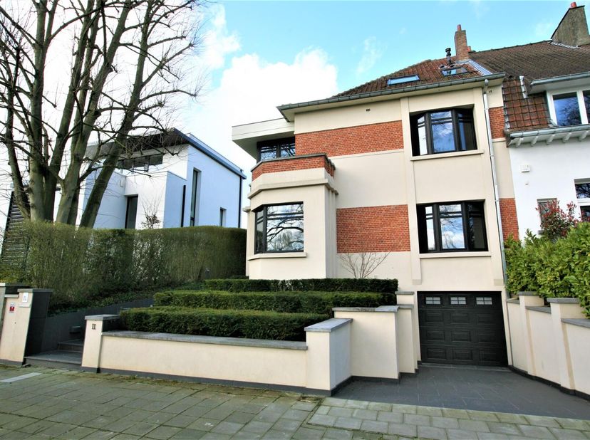 Victoire Junot vous propose dans le quartier prisé des Trois Tilleuls à Watermael-Boitsfort une superbe villa de 1932, entièrement rénovée en profonde