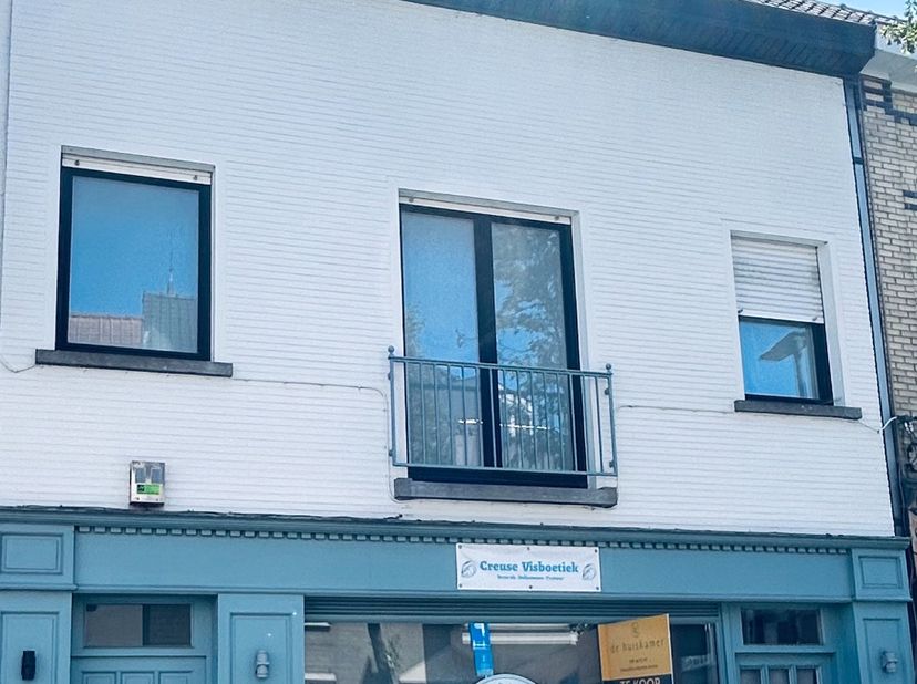 Handelspand met woonst in Deerlijk-centrum bestaande uit:&lt;br /&gt;
Het gelijkvloers met: kelder, winkelruimte (voormalige viswinkel), zijgang naast de wo