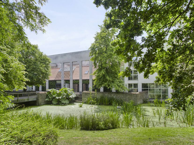 Maison unique et exclusive (anciens bureaux de Buro II) + dépendances à vendre à Roeselare dans un endroit magnifique au coin du Rijksweg et de la Hoo