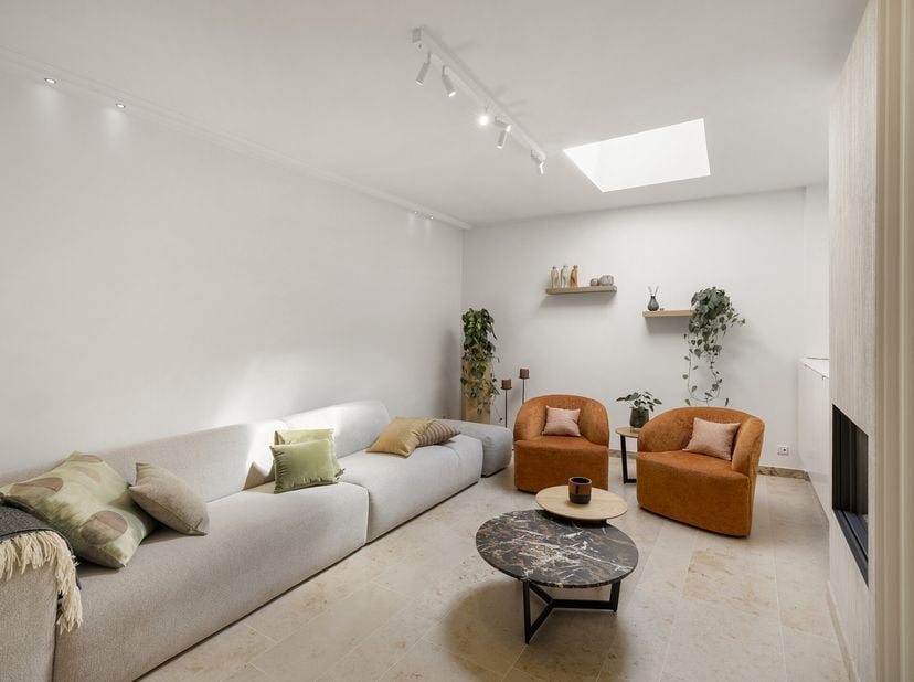 Een VOLLEDIG UITGERUST handelspand met winkelruimte, atelier en een aparte RUIME WONING. TOPGELEGEN vlakbij het centrum van Meulebeke met parkeergeleg