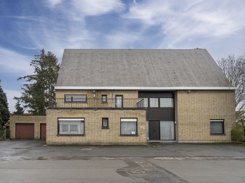 Deze statige dokterswoning uit 1972 heeft een bewoonbare oppervlakte van maar liefst 530 m², dit alles gelegen op een perceel van 1.812m². De woning t