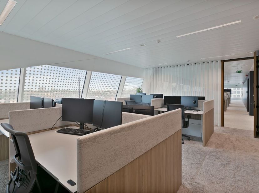 Deze exclusieve nieuwbouw kantoorruimte van 1.357 m² bevindt zich op de vierde verdieping van het iconische Diamond Building, een hoogwaardig kantoorg