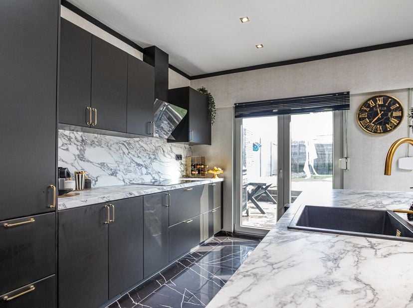 Op een rustige locatie te Sint-Amands, gelegen langs de oevers van de Schelde, treffen we deze instapklare en zeer ruime woning.&lt;br /&gt;
Bij het betrede