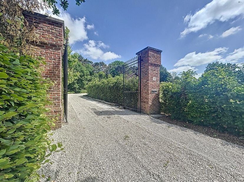 Rustig gelegen woning met (paarden)weide op perceel van 6760 m²&lt;br /&gt;
BEZOEKMOMENT 28 juni, reservatie via SMS 0470/30.20.10.&lt;br /&gt;
De mogelijkheid to