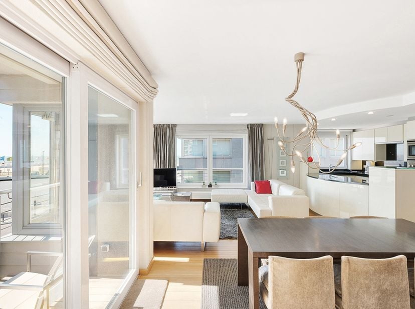 Uitstekend gelegen hoekappartement met prachtig zicht over het Rubensplein en de zee! Dit modern gemeubeld appartement is opgedeeld als volgt: inkomha
