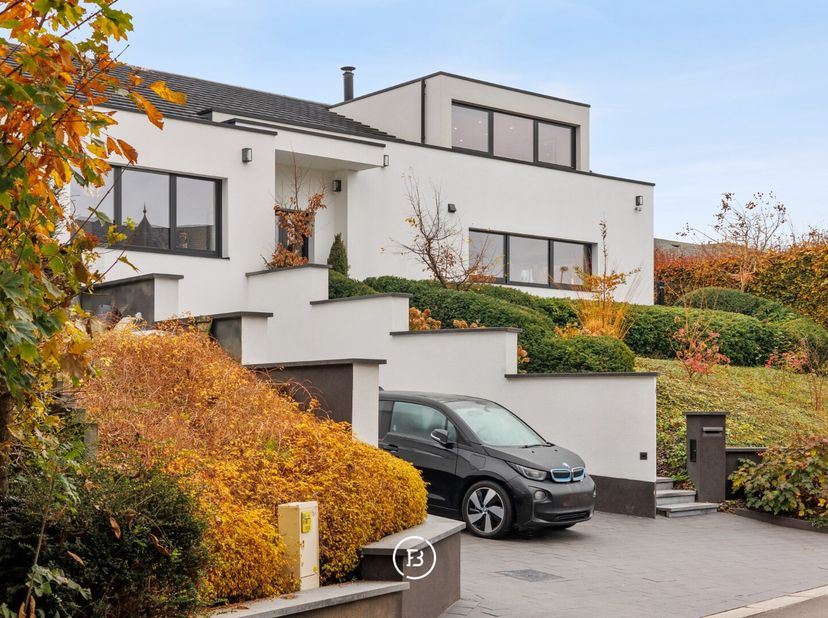Gelegen op een onderhoudsvriendelijk terrein van 1.029 m² in een doodlopende straat bevindt zich deze moderne villa. De woning werd in 2019 smaakvol g