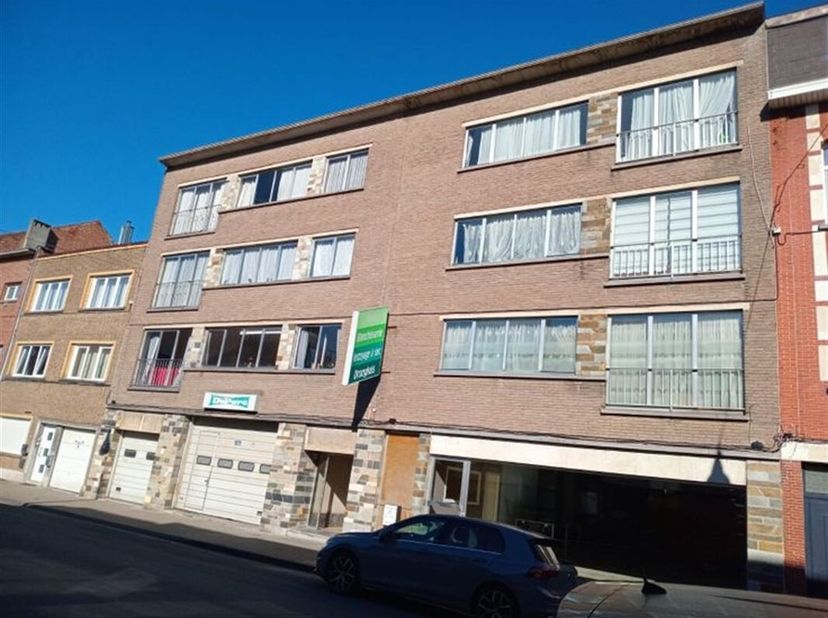 Anderlecht, à proximité de toutes commodités - Bel immeuble de rapport offrant un fort potentiel après rénovation. Situé sur un terrain de +/- 590 m²,