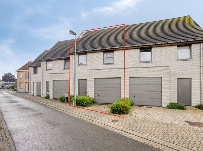 Rustig gelegen in het centrum van Lauwe .&lt;br /&gt;
Pal in het centrum van Lauwe vinden we deze woning, gebouwd in 2016, terug.&lt;br /&gt;
Vanuit de inkomhal m